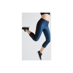 Legginsy 7/8 fitness kardio damskie 120 niebieskie z nadrukiem. Niebieskie legginsy sportowe damskie DOMYOS, s, z nadrukiem, z elastanu, na fitness i siłownię. Za 59,99 zł.