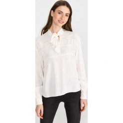Vero Moda Mimmi Bluzka Biały. Białe bluzki damskie Vero Moda, xs, w koronkowe wzory, z wiskozy, bez kołnierzyka, bez rękawów. Za 175,95 zł.