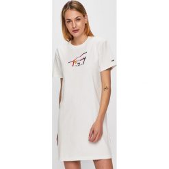 Tommy Jeans - Sukienka. Niebieskie sukienki damskie Tommy Jeans, na co dzień, s, z aplikacjami, z bawełny, casualowe, z okrągłym kołnierzem, z krótkim rękawem, krótkie, mini, proste. W wyprzedaży za 299,90 zł.