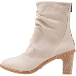 Neosens CYNTHIA Botki stone. Brązowe botki damskie marki Neosens, ze skóry, klasyczne, bez obcasa, bez zapięcia. Za 879,00 zł.