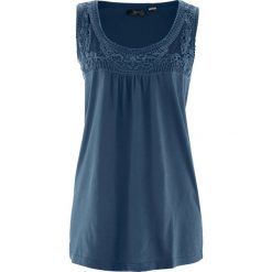 Top bawełniany z koronką bonprix ciemnoniebieski. Niebieskie bluzki damskie bonprix, w koronkowe wzory, z bawełny, bez kołnierzyka, bez rękawów. Za 37,99 zł.
