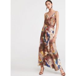Sukienka z motywem tie-dye - Wielobarwny. Szare sukienki damskie Reserved, bez wzorów, bez kołnierzyka, bez rękawów. W wyprzedaży za 69,99 zł.