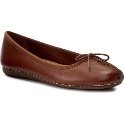 Baleriny CLARKS - Freckle Ice 203529304 Dark Tan Lea. Pomarańczowe baleriny damskie Clarks, na imprezę, z aplikacjami, ze skóry, etno, bez obcasa, bez zapięcia. W wyprzedaży za 239,00 zł.