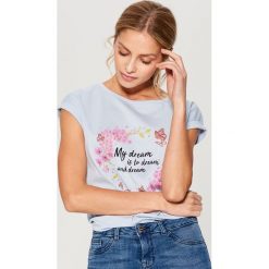 Bawełniana koszulka w kwiaty - Niebieski. Niebieskie t-shirty damskie marki Mohito, m, w kwiaty, z bawełny. W wyprzedaży za 29,99 zł.