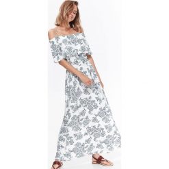 Sukienka maxi z falbaną w nadruk w stylu jessica mercedes. Białe sukienki damskie Top Secret, na co dzień, z nadrukiem, eleganckie, z falbankami, z długim rękawem, długie, maxi, z odkrytymi ramionami. W wyprzedaży za 79,99 zł.