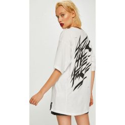 Answear - Top Manifest Your Style Fuck The Fake. Białe bluzki damskie ANSWEAR, s, z nadrukiem, z bawełny, z okrągłym kołnierzem. W wyprzedaży za 34,90 zł.