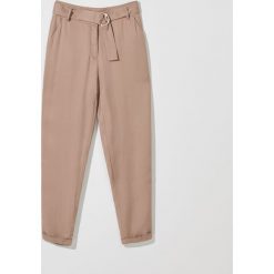 Spodnie carrot fit z paskiem Eco Aware - Brązowy. Pomarańczowe spodnie damskie Mohito. Za 119,99 zł.