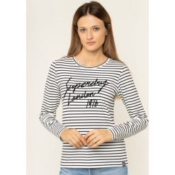 Bluzka Superdry Adelina Graphic W6000042A. Białe bluzki damskie Superdry, bez wzorów, z elastanu, bez kołnierzyka, bez rękawów. W wyprzedaży za 129,00 zł.