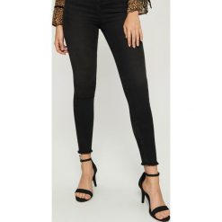 Jeansy skinny high waist - Czarny. Czarne jeansy damskie skinny marki Sinsay, z jeansu, z podwyższonym stanem. Za 49,99 zł.