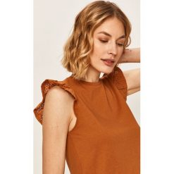 Jacqueline de Yong - T-shirt. Brązowe bluzki damskie Jacqueline de Yong, s, bez wzorów, z bawełny, z okrągłym kołnierzem. W wyprzedaży za 49,90 zł.