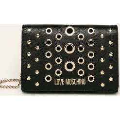 Love Moschino - Torebka skórzana. Czarne listonoszki damskie Love Moschino, w paski, ze skóry, na ramię, z aplikacjami. W wyprzedaży za 749,90 zł.