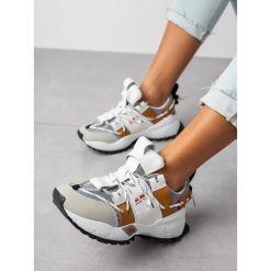 Białe buty sportowe sneakersy sznurowane casu 20g2/g. Białe buty sportowe damskie Casu, ze skóry ekologicznej. W wyprzedaży za 79,99 zł.