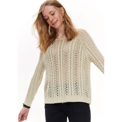 Luźny sweter z dekoltem w łódkę. Brązowe swetry damskie Top Secret, na lato, bez wzorów, z dzianiny, eleganckie, bez rękawów, bez kaptura. W wyprzedaży za 64,99 zł.