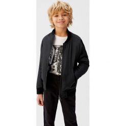 Mango Kids - Kurtka dwustronna dziecięca Cola 110-164 cm. Czarne kurtki chłopięce Mango Kids, bez wzorów, z poliesteru, krótkie, bez kaptura. Za 159,90 zł.