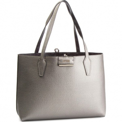 Torebka GUESS - HWSM64 22150 PWL. Czarne torebki klasyczne damskie Guess, z aplikacjami, ze skóry ekologicznej. Za 599,00 zł.