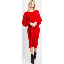 Sukienka w kolorze czerwonym. Czerwone sukienki damskie Apart, w paski, z wełny, z okrągłym kołnierzem, bez rękawów, midi. W wyprzedaży za 298,95 zł.