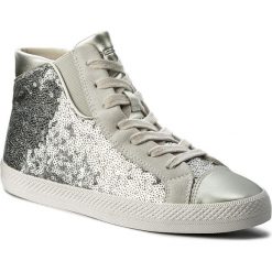 Sneakersy GEOX - D Giyo A D829FA 0ATAJ C1007 Silver. Szare półbuty damskie Geox, na co dzień, bez wzorów, z zamszu, bez obcasa, na płaskiej podeszwie, bez zapięcia. W wyprzedaży za 229,00 zł.
