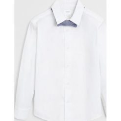 Mango Kids - Koszula dziecięca Bow 110-164 cm. Białe koszule chłopięce Mango Kids, bez wzorów, z bawełny, eleganckie, z klasycznym kołnierzykiem, z długim rękawem, długie. Za 89,90 zł.