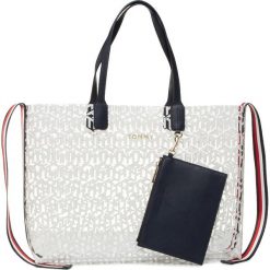 Torebka TOMMY HILFIGER - Iconic Tommy Tote Transparent AW0AW08319 WHT. Białe torebki klasyczne damskie TOMMY HILFIGER, bez wzorów, ze skóry, klasyczne, bez dodatków. Za 649,00 zł.