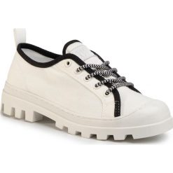 Półbuty TOMMY JEANS - Color Block Lace Up EN0EN00915 White YBS. Białe półbuty damskie Tommy Jeans, na co dzień, bez wzorów, z jeansu, bez obcasa, na płaskiej podeszwie, bez zapięcia. W wyprzedaży za 209,00 zł.