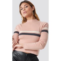 NA-KD Sweter w paski - Pink. Różowe swetry damskie NA-KD, w paski, ze splotem, bez rękawów, długie, bez kaptura. W wyprzedaży za 85,17 zł.