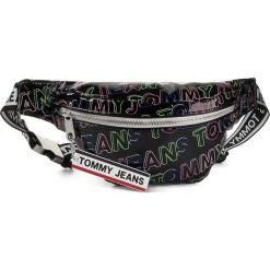 Saszetka nerka TOMMY JEANS - Tjw Logo Tape Bumbag AW0AW08090 0GJ. Czarne nerki damskie Tommy Jeans, bez wzorów, z jeansu, młodzieżowe, bez dodatków. Za 359,00 zł.