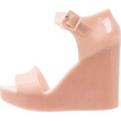 Melissa MAR WEDGE Sandały na obcasie blush. Czerwone rzymianki damskie Melissa, z materiału, na obcasie. Za 459,00 zł.