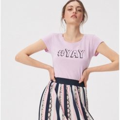 T-shirt z komiksowym nadrukiem - Fioletowy. Fioletowe t-shirty damskie Sinsay, s, z nadrukiem, bez kołnierzyka. W wyprzedaży za 7,99 zł.