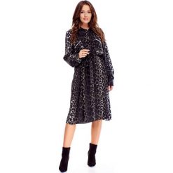 Wzorzysta sukienka szmizjerka z wiązaniem w pasie. Sukienki damskie Made in Poland, bez wzorów, z wiskozy, bez kołnierzyka, bez rękawów, szmizjerki. Za 149,00 zł.