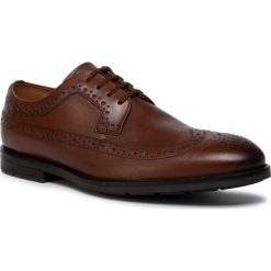 Półbuty CLARKS - Ronnie Limit 261438137 British Tan Leather. Pomarańczowe buty wizytowe męskie Clarks, ze skóry, bez zapięcia. W wyprzedaży za 299,00 zł.