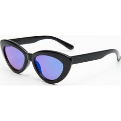 Okulary przeciwsłoneczne - Czarny. Czarne okulary przeciwsłoneczne damskie marki Cropp. Za 29,99 zł.