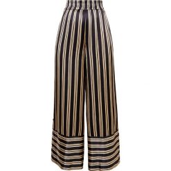 By Malene Birger BRINNI Spodnie materiałowe black. Czarne spodnie damskie marki By Malene Birger, bez wzorów, z poliesteru. W wyprzedaży za 455,60 zł.