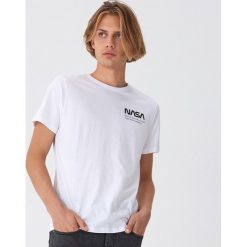 T-shirt NASA - Biały. Białe t-shirty męskie House, s, bez wzorów, bez kołnierzyka. Za 49,99 zł.