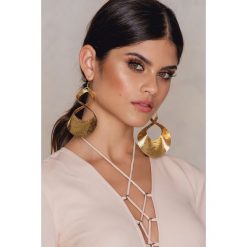 Kolczyki damskie: NA-KD Accessories Duże, skręcane kolczyki – Gold