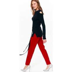 SWETER COLD SHOULDER Z DŁUGIM PASKIEM. Czarne swetry klasyczne damskie marki Top Secret, na lato, klasyczne, z klasycznym kołnierzykiem. W wyprzedaży za 39,99 zł.