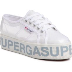 Tenisówki SUPERGA - 2790 Cottranspletteringw S00GT80 White 901. Białe półbuty damskie Superga, na co dzień, bez wzorów, z gumy, bez obcasa, na koturnie, bez zapięcia. W wyprzedaży za 299,00 zł.
