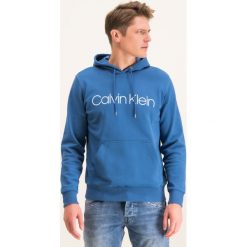 Bluza Calvin Klein Logo Hdd K10K103664. Niebieskie bluzy męskie Calvin Klein, m, bez wzorów, z bawełny, bez kołnierzyka, bez rękawów, bez kaptura. W wyprzedaży za 339,00 zł.