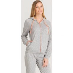 BLUZA Emporio Armani. Szare bluzy damskie Emporio Armani, xs, bez wzorów, z bawełny, bez rękawów, z kapturem. Za 245,00 zł.