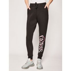 Spodnie dresowe Guess W94B87 K7UW0. Czarne spodnie damskie Guess, xs, z elastanu. W wyprzedaży za 239,00 zł.