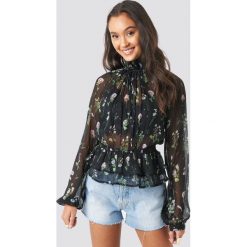 NA-KD Boho Top ze stójką - Black. Czarne topy damskie marki NA-KD Boho, bez wzorów, z tkaniny, ze stójką. Za 80,95 zł.