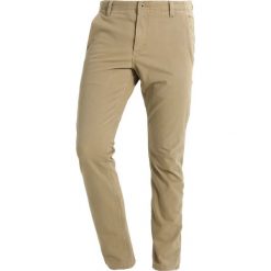 Chinosy męskie: DOCKERS ALPHA Spodnie materiałowe new british khaki