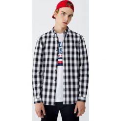 Koszula basic w kratkę vichy. Białe koszule męskie Pull&Bear, m, w kratkę, bez kołnierzyka, bez rękawów. Za 79,90 zł.