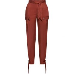 Spodnie bojówki z wiązanym paskiem bonprix brązowy. Pomarańczowe spodnie damskie bonprix, bez wzorów. Za 59,99 zł.