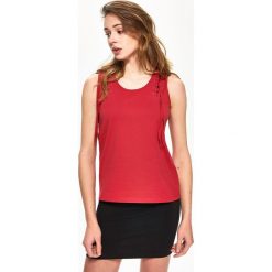 Top z wiązaniem - Czerwony. Czerwone topy damskie Sinsay, xl, bez wzorów, bez kołnierzyka. W wyprzedaży za 14,99 zł.