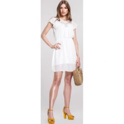 Biała Sukienka Mart. Białe sukienki damskie other, na imprezę, s, z haftami, eleganckie, bez kołnierzyka, bez rękawów, mini. Za 79,99 zł.