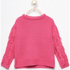 Sweter z frędzlami na rękawach - Różowy. Czerwone swetry dziewczęce marki Reserved. W wyprzedaży za 29,99 zł.