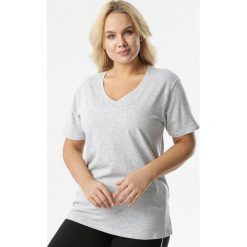Jasnoszary T-shirt Genilin. Szare bluzki damskie Born2be, xl, bez wzorów, z dzianiny, klasyczne, z klasycznym kołnierzykiem, z krótkim rękawem. Za 29,99 zł.