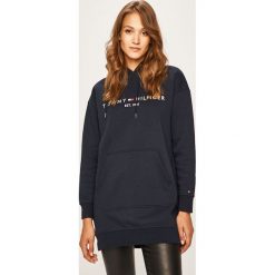 Tommy Hilfiger - Sukienka. Niebieskie sukienki damskie TOMMY HILFIGER, na co dzień, s, z aplikacjami, z bawełny, casualowe, z okrągłym kołnierzem, z długim rękawem, długie, mini, proste. W wyprzedaży za 399,90 zł.