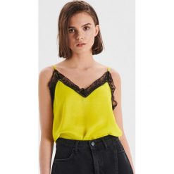 Bieliźniany top z koronką - Żółty. Żółte topy damskie Cropp, xl, w koronkowe wzory, z koronki, bez kołnierzyka. W wyprzedaży za 19,99 zł.
