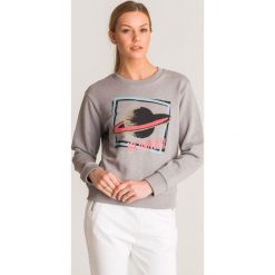 Szara bluza Emporio Armani z motywem wszechświata - Szary. Szare bluzy damskie z nadrukiem, z bawełny. Za 364,50 zł.
